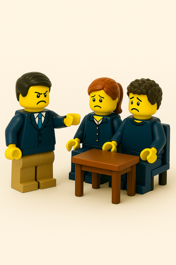 Ejemplo de Gestión de recursos humanos en hostelería. Figura de líder autoritario frente a empleados preocupados en entorno LEGO Serios Play, representación de mal liderazgo en hostelería