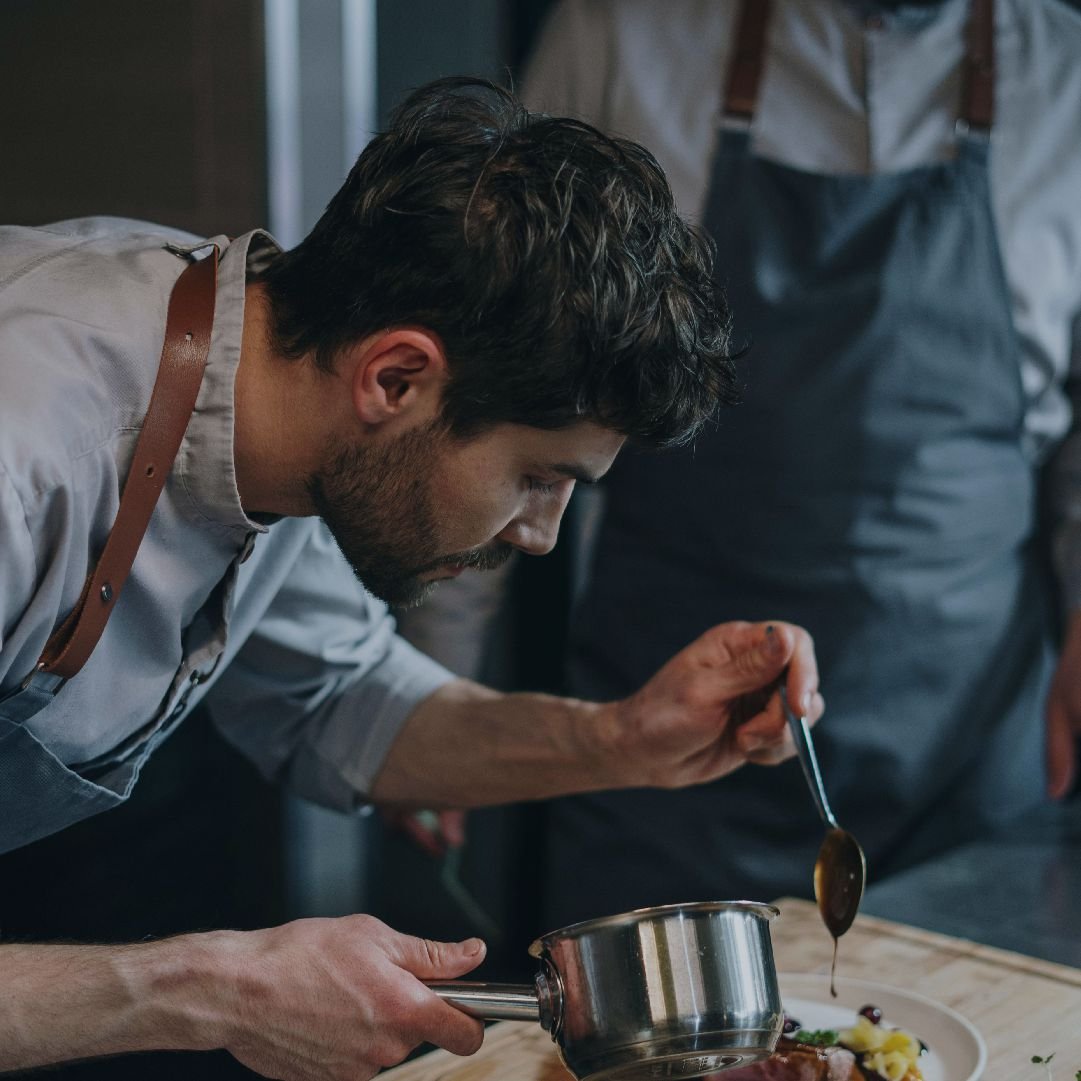 Selección de personal en hostelería. Evaluación de la capacidad de trabajar bajo presión en restaurantes y cocinas profesionales mediante simulaciones prácticas.